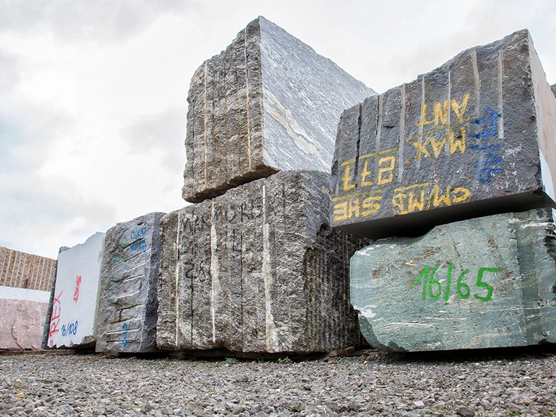 Natursteinblöcke transportiert zum Plattenzuschnitt